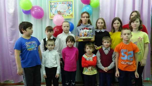 В выходные дни в учреждении  чествовали зимних именинников. Именинникам пели песни, читали стихи. В качестве подарка воспитатель Русова Е.П.изготовила торт из конфет. Закончилось мероприятие чаепитием.
