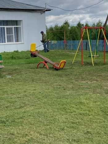 На территории учреждения производится обкос травы.