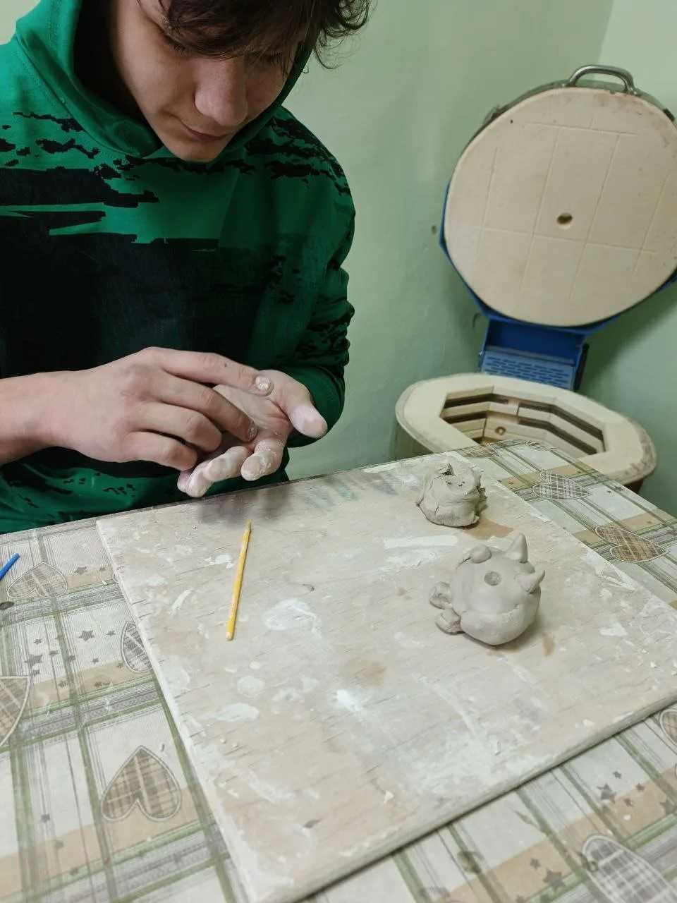 РУБРИКА:Страничка психолга Улыбки «От стресса к творчеству: терапевтический эффект лепки»