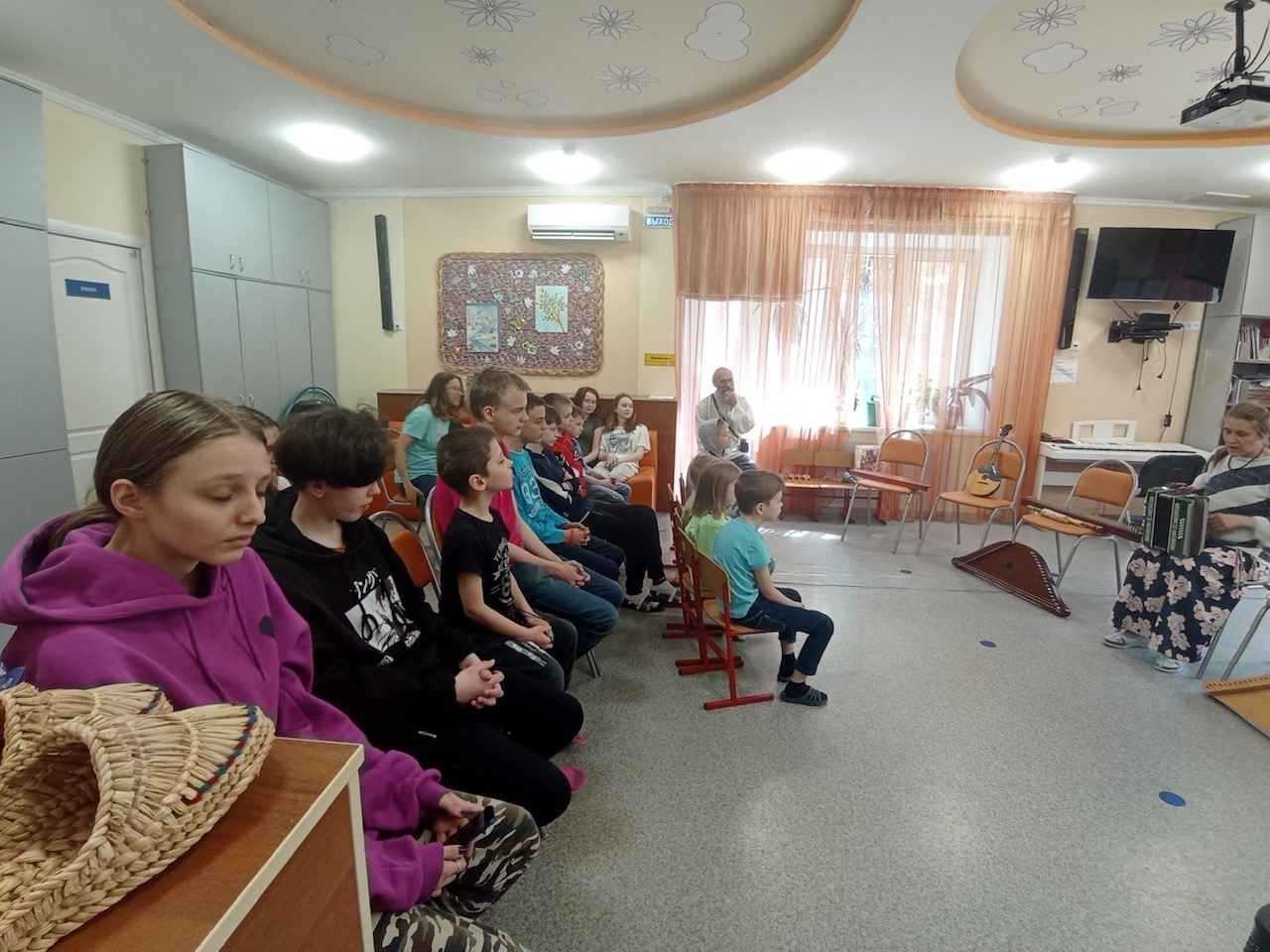 Знакомство с народными инструментами