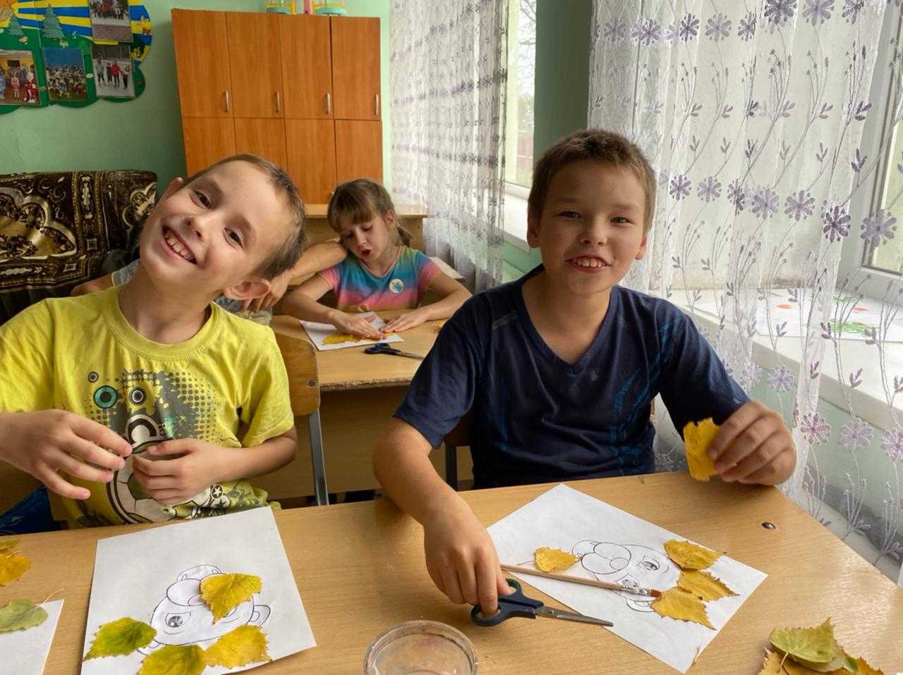 «Аппликация из листьев»