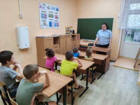 Старший инспектор ПДН отдела МВД России по городу Шахунья майор полиции Пшеницына М.А. провела с воспитанниками профилактическую беседу о вреде потребления наркотических средств.