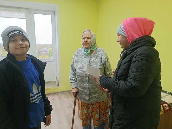 Воспитанники Центра поздравили ветеранов села Рожок с Днём Победы