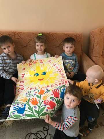 Сегодня мы учились рисовать ладошками