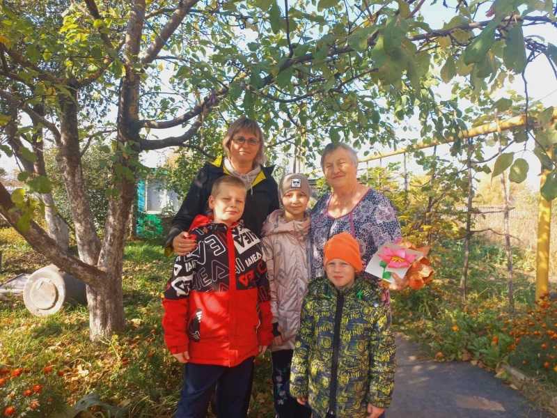 ...Из детских рук – частичку теплоты.
