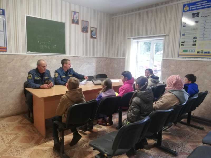 В рамках профилактической работы дети, посещающие отделение дневного пребывания побывали на экскурсии в пожарной части.