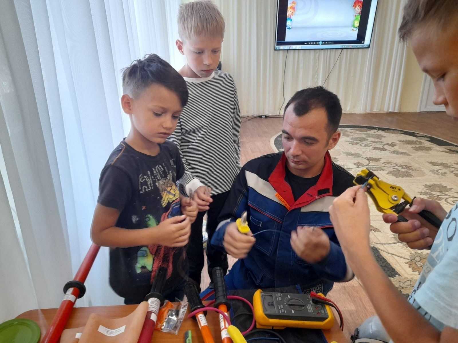 Продолжаем знакомиться с миром профессий