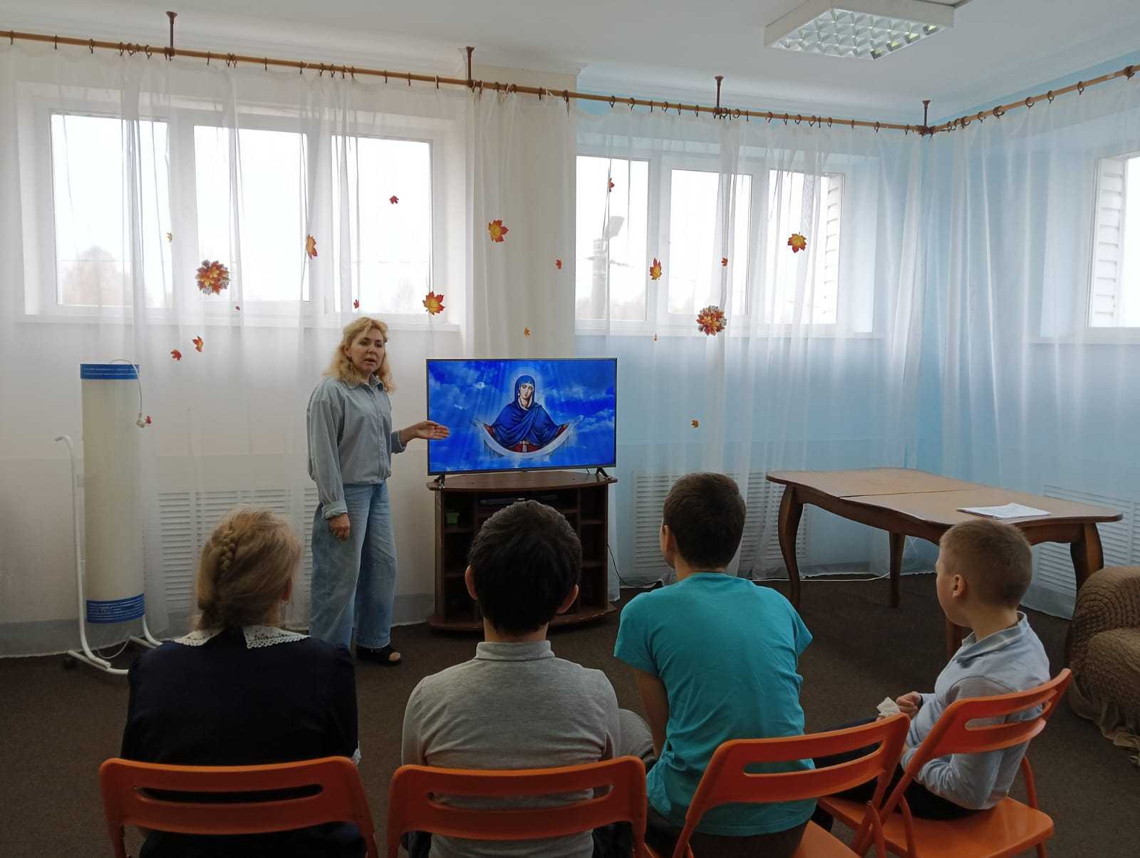 Тематический час «Покров Пресвятой Богородицы» в ГБУ «СРЦН г.о.г. Выкса»