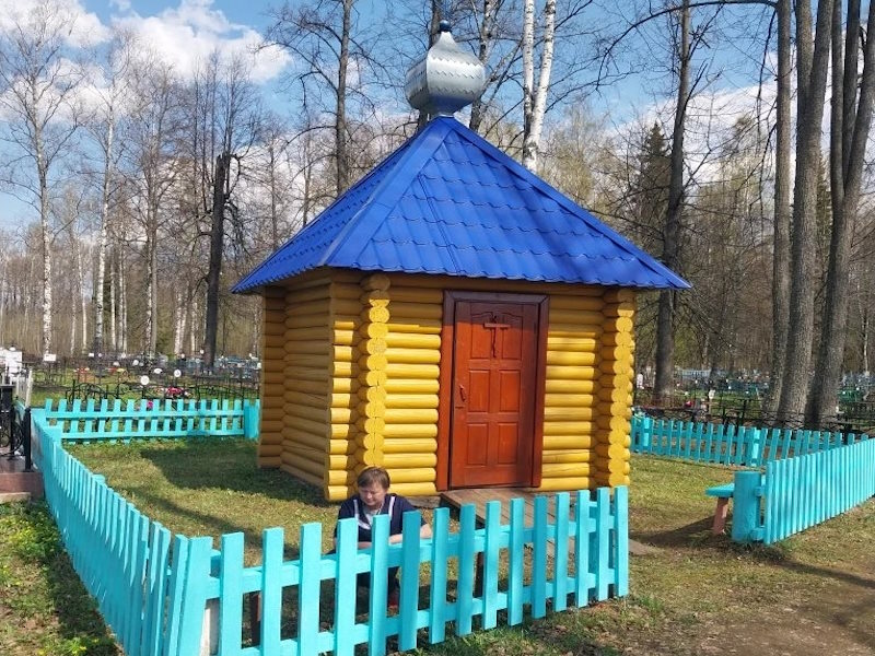 Благое дело: наши сотрудники привели в порядок заборчик у часовни.   