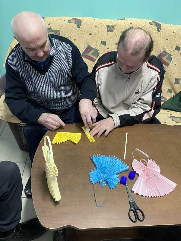 Проживающие изготовили новогоднюю игрушку «Ангел» из цветной бумаги