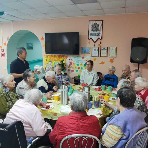 Тёплый и солнечный осенний день собирает старых добрых друзей Юрия и Светлану за дружеским столом с ветеранами.