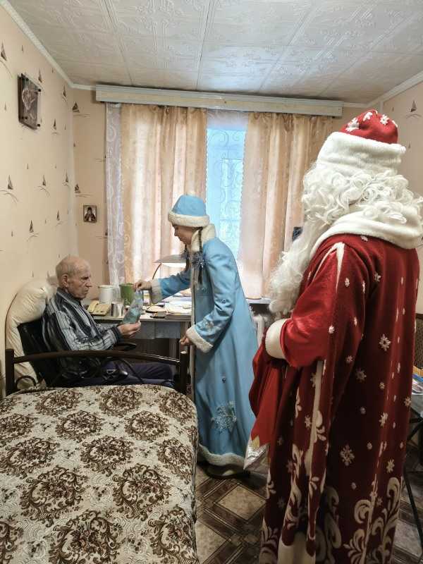 Праздничное настроение царило в нашем доме интернате с приездом школы №182, учащиеся и учителя приготовили новогоднее представление специально для любимых бабушек и дедушек.