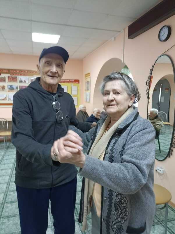 Весна - время таяния снегов, наступления тепла, пробуждения природы, время, когда на душе становится радостно и тепло, от того, что солнце светит ярко, поют птицы, распускаются первые нежные цветы, появляются улыбки на лицах прохожих.