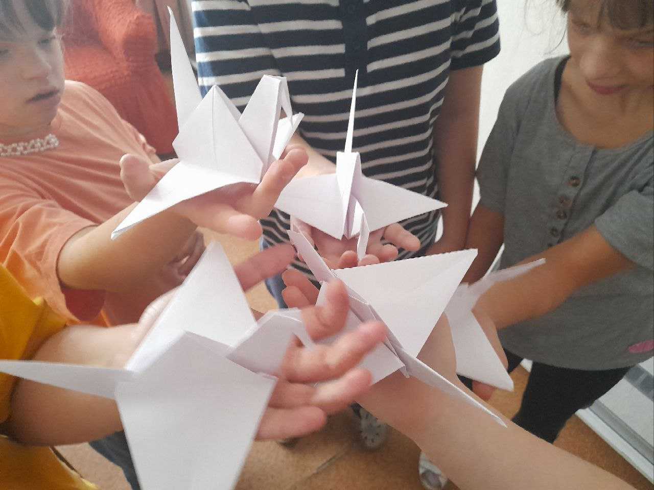 Журавль - символ мира во всем мире. 