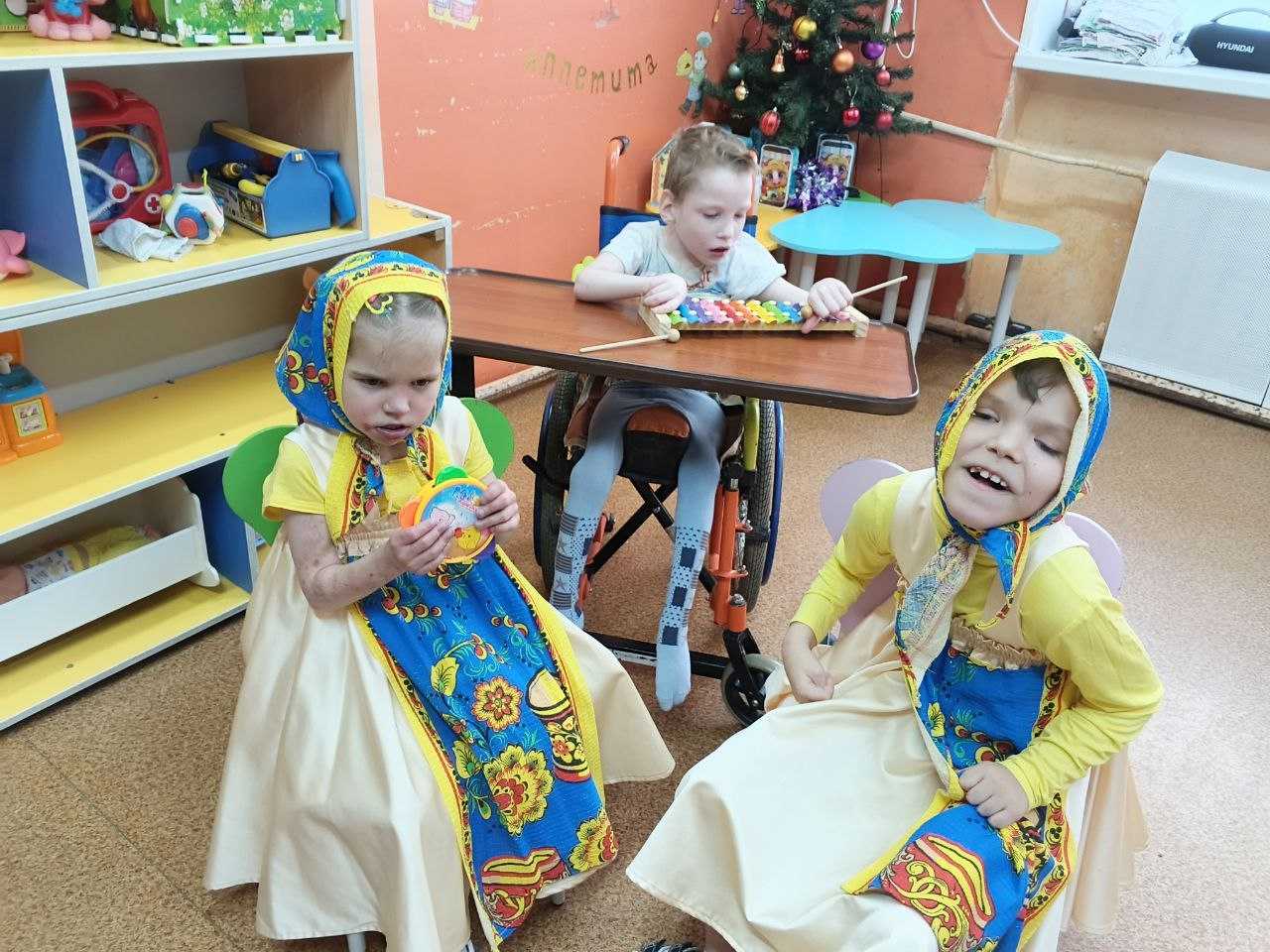 Мы весёлые матрешки.